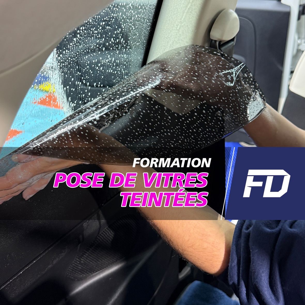 Stagiaire en formation vitres teintées à La Réunion posant un film solaire sur une vitre de voiture