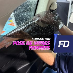 Pose d’un film teinté sur la vitre d’une voiture pendant une formation vitres teintées pour La Réunion